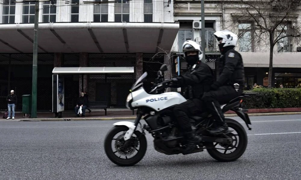 Συνελήφθη ο δράστης της επίθεσης στην Ομόνοια -Στο 401 νοσηλεύεται ο αστυνομικός που τραυματίστηκε με μαχαίρι